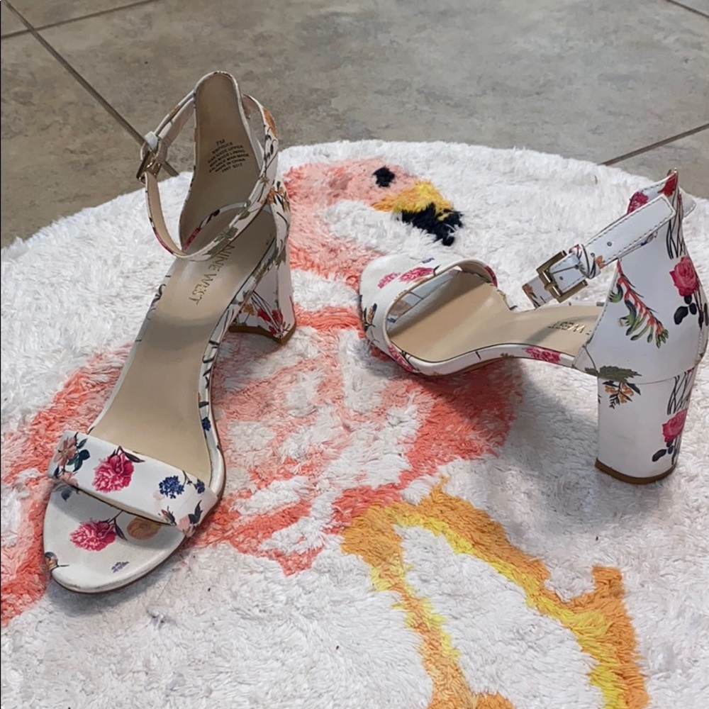 Nine West white floral block strappy heels size 7